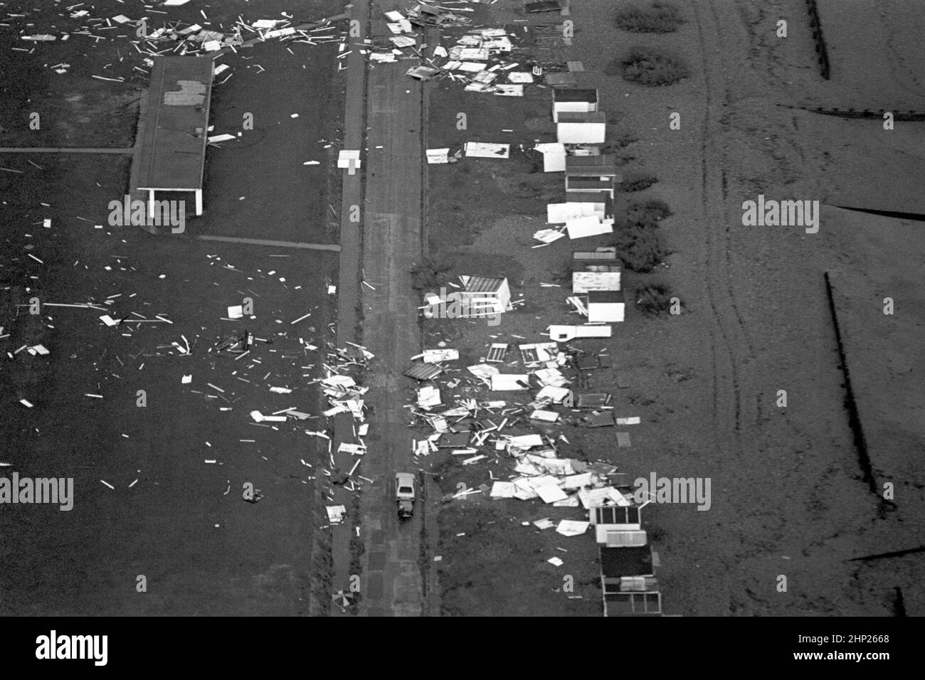 Photo de dossier datée du 16/10/1987 de huttes de plage parsemées à travers le front de mer de Shoreham après la grande tempête de 1987. Date de publication : vendredi 18 février 2022. Banque D'Images