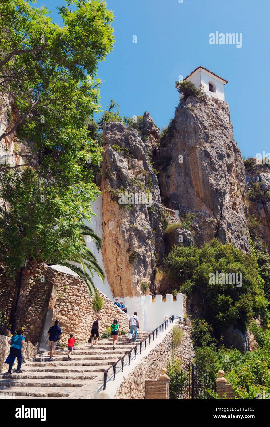 El Castell de Guadalest, généralement connu sous le nom de Guadalest, province d'Alicante, Communauté Valencienne, Espagne. La tour au-dessus de l'entrée de l'ancienne section. Banque D'Images