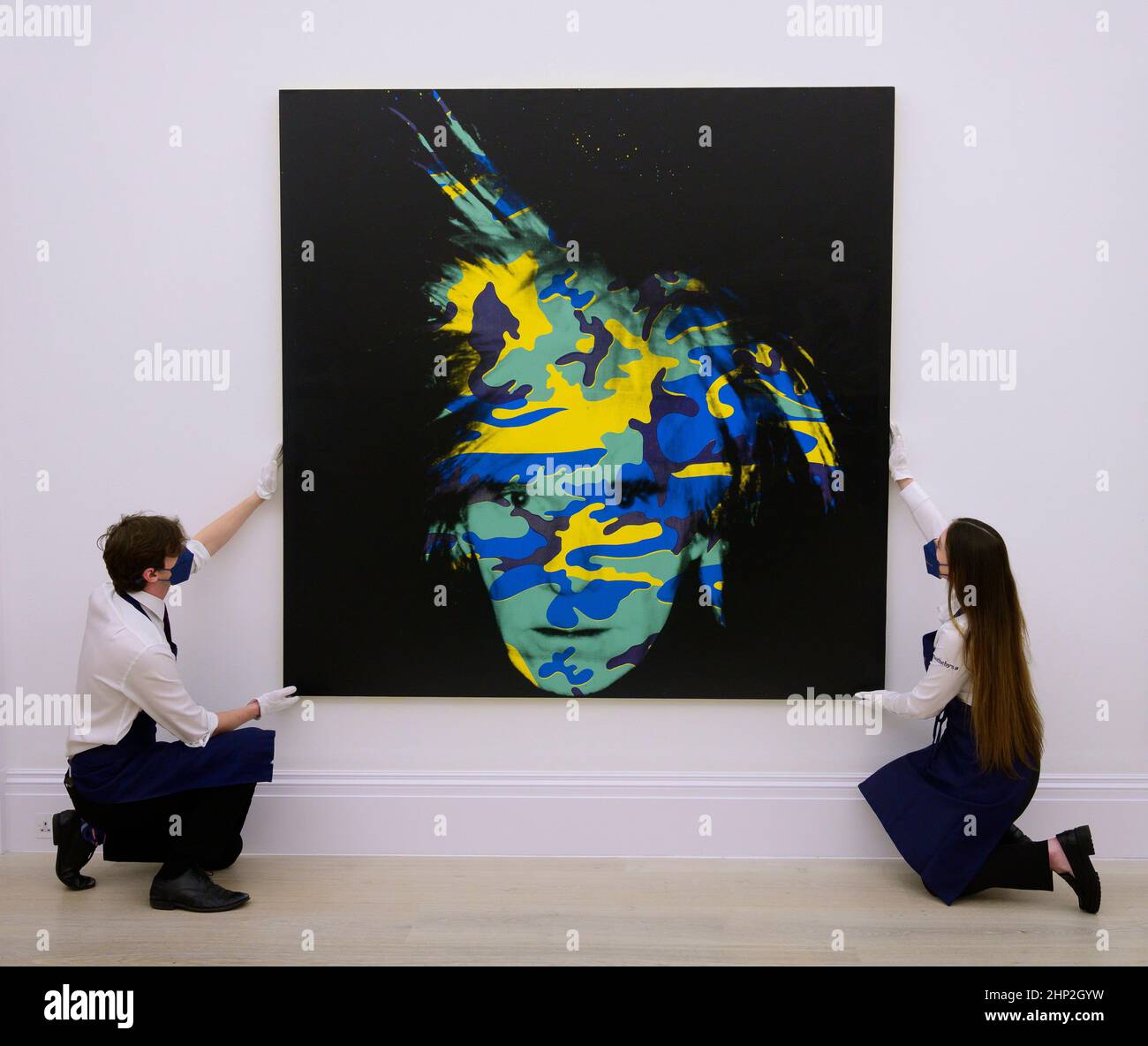 Sotheby’s, Londres, Royaume-Uni. 18 février 2022. Chefs-d'œuvre de la collection Macklowe. Suite à la vente aux enchères historique de $676,1 millions d’œuvres de la même collection en 2021, Sotheby’s dévoile la prochaine tranche de 29 œuvres de la plus précieuse collection d’art moderne et contemporain jamais disponible sur le marché, qui sera mise aux enchères au printemps à New York. Image : l'un des derniers autoportraits d'Andy Warhol, 1986, estimation : 15-20 millions de francs. Crédit : Malcolm Park/Alay Live News. Banque D'Images