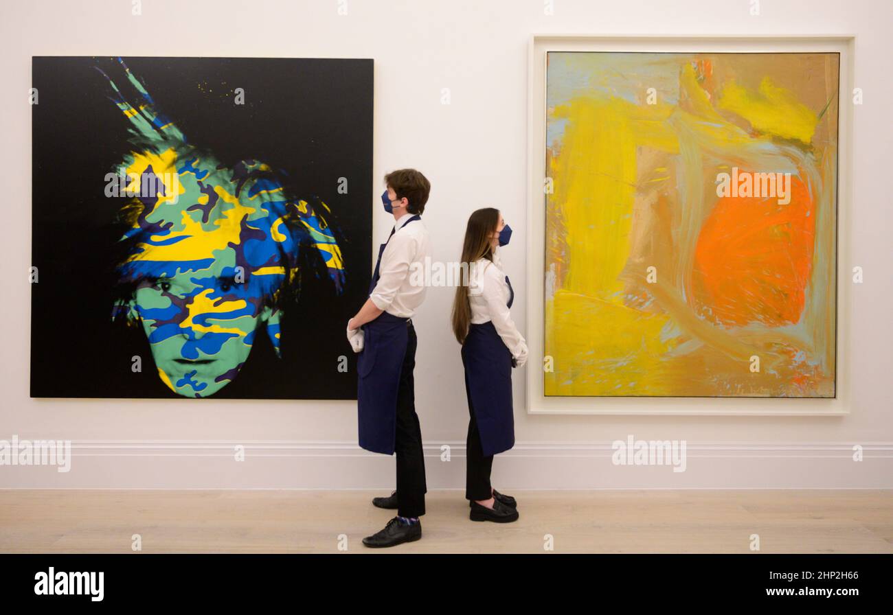 Sotheby’s, Londres, Royaume-Uni. 18 février 2022. Chefs-d'œuvre de la collection Macklowe. Suite à la vente aux enchères historique de $676,1 millions d’œuvres de la même collection en 2021, Sotheby’s dévoile la prochaine tranche de 29 œuvres de la plus précieuse collection d’art moderne et contemporain jamais disponible sur le marché, qui sera mise aux enchères au printemps à New York. Image : l'un des derniers autoportraits d'Andy Warhol, 1986, estimation : 15-20 millions de francs; Willem de Kooning, sans titre, 1961, estimation : 7-10 millions de francs. Crédit : Malcolm Park/Alay Live News. Banque D'Images