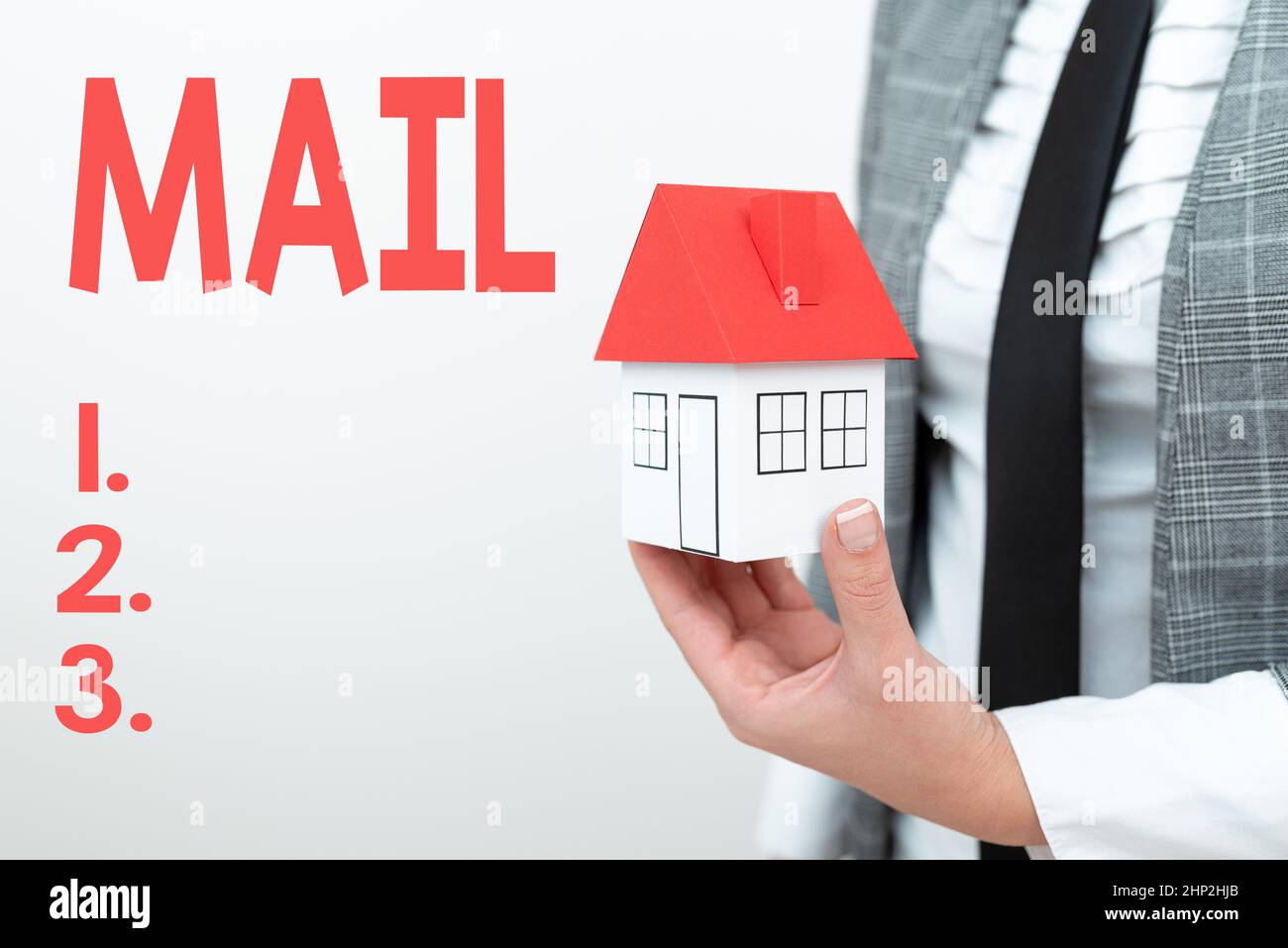 Texte d'écriture Mail, concept signifiant lettres ou colis envoyé ou livré par le système postal Homme présentant le bail de maison dans les affaires de tenue Banque D'Images