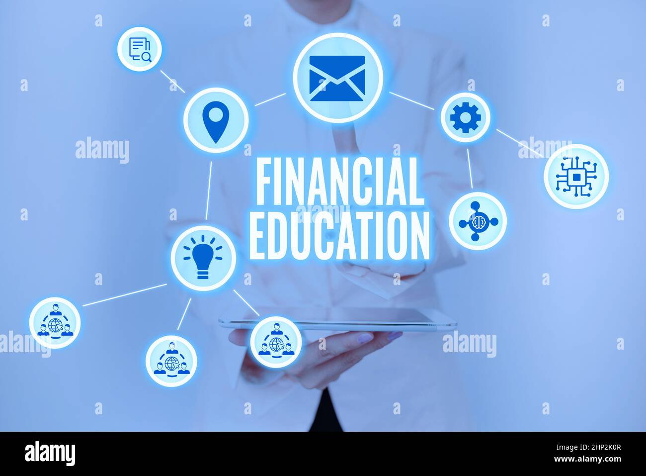 Affiche affichant l'éducation financière, mot pour comprendre les domaines monétaires comme la finance et investir Dame de maintien tablette en appuyant sur le bouton virtuel S Banque D'Images