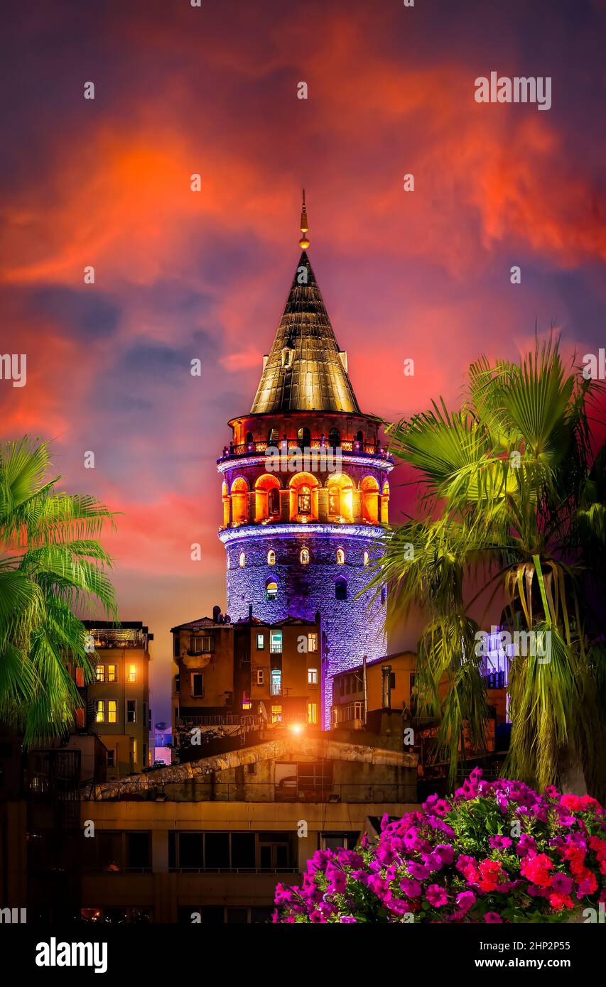 Allumé La tour de Galata à Istanbul la nuit, Turquie Banque D'Images