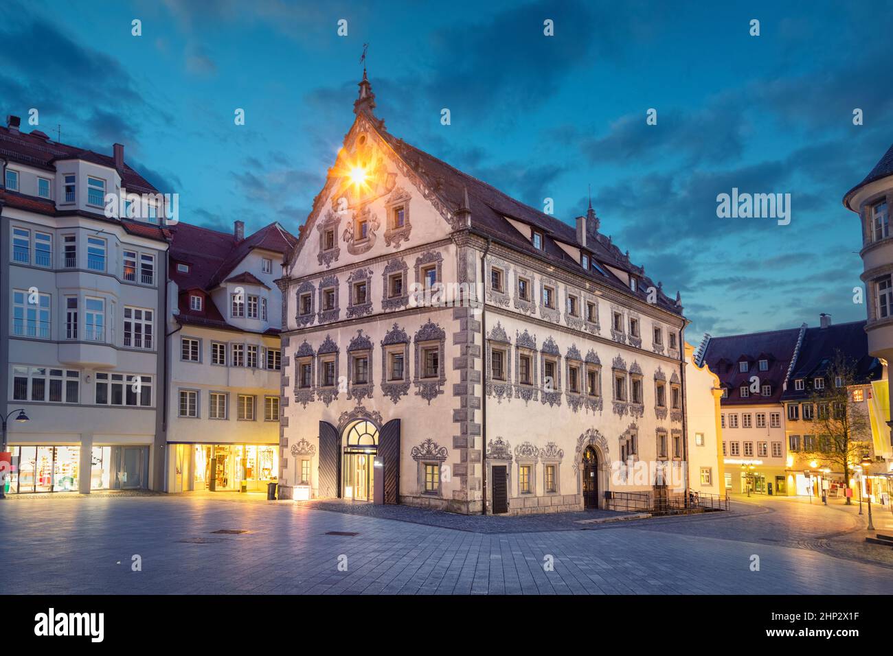 Ancien bâtiment au crépuscule sur la place Marienplatz au centre de Ravensburg, Bade-Wurtemberg, Allemagne Banque D'Images