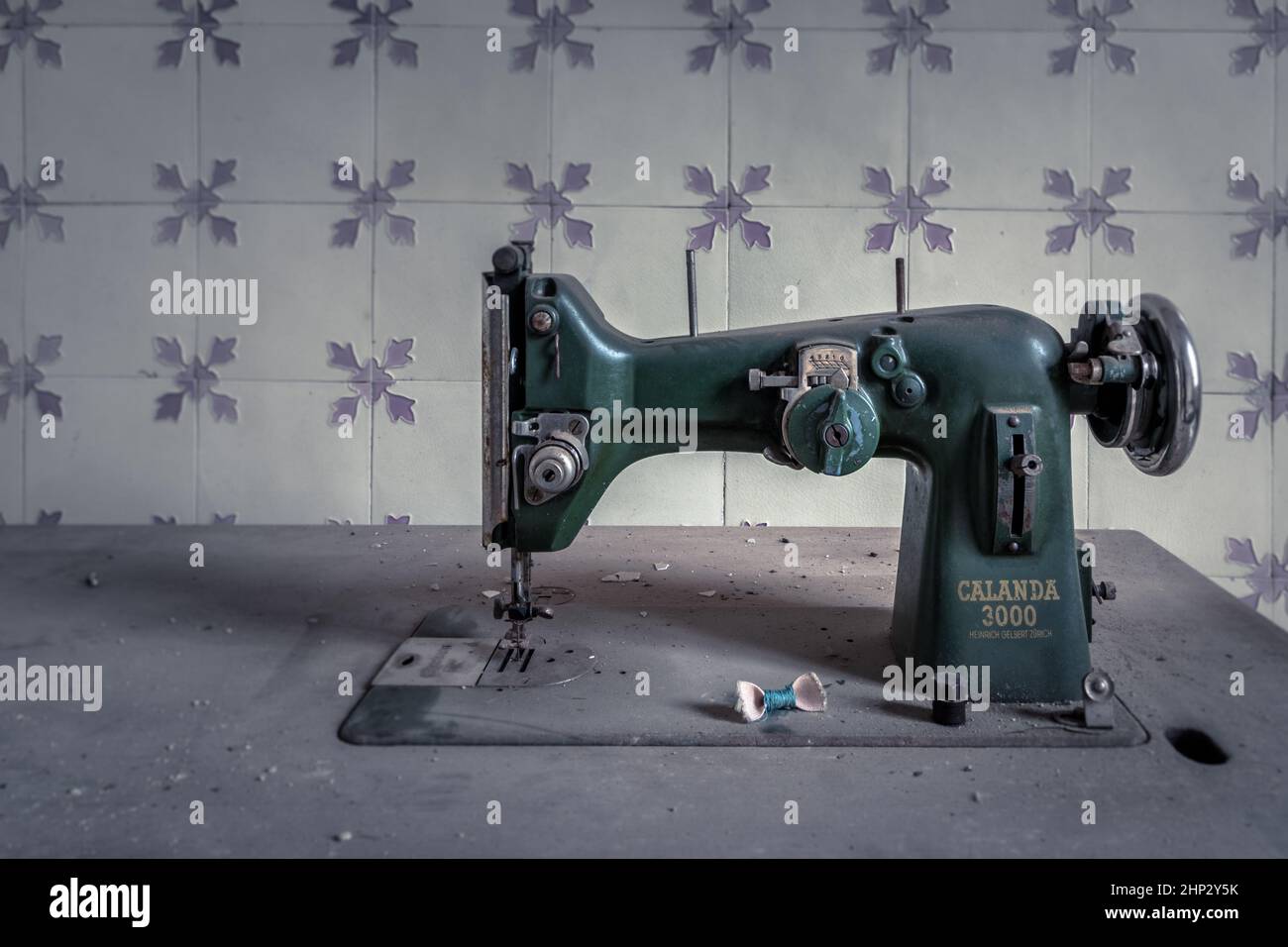 Machine à coudre abandonnée Banque de photographies et d'images à haute  résolution - Alamy