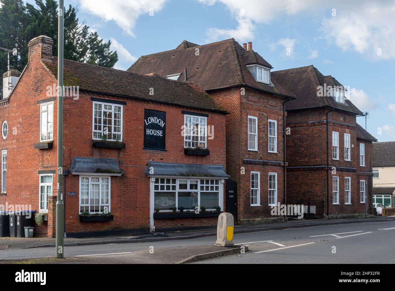 Vue sur London House, un ancien pub et restaurant sur High Street dans le village Old Woking, Surrey, Angleterre, Royaume-Uni Banque D'Images
