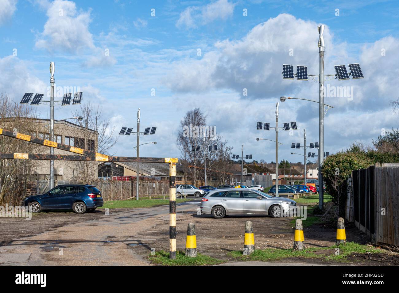 Panneaux d'énergie éolienne et solaire combinés générant de l'énergie renouvelable dans le parc de stationnement Old Woking, Surrey, Angleterre, Royaume-Uni Banque D'Images