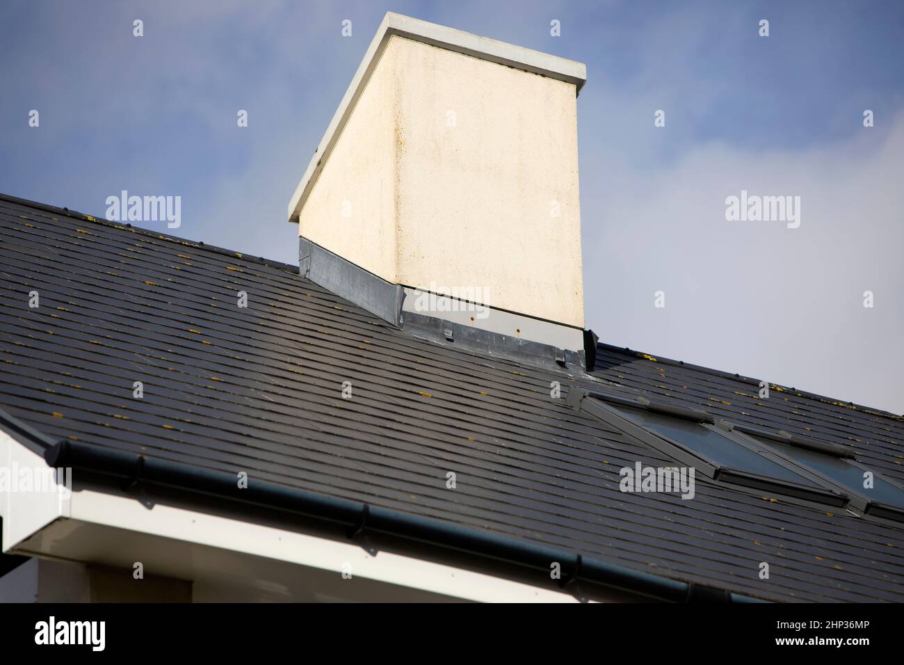 Le solin de plomb enlevé d'une cheminée par la tempête Eunice, février 2022 Banque D'Images