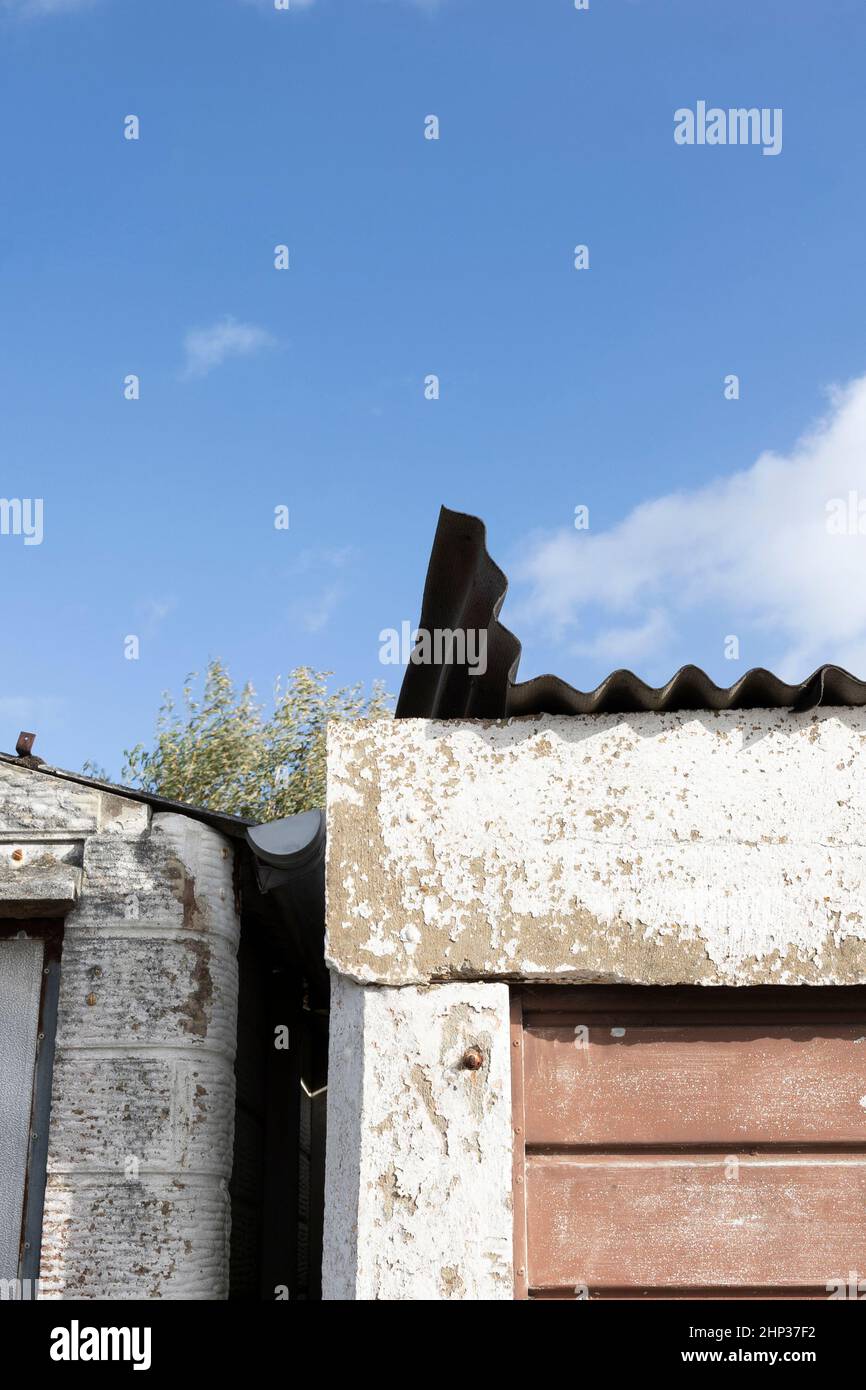 Le toit du garage est soulevé en février 2022 par Storm Eunice dans le sud de l'Angleterre Banque D'Images