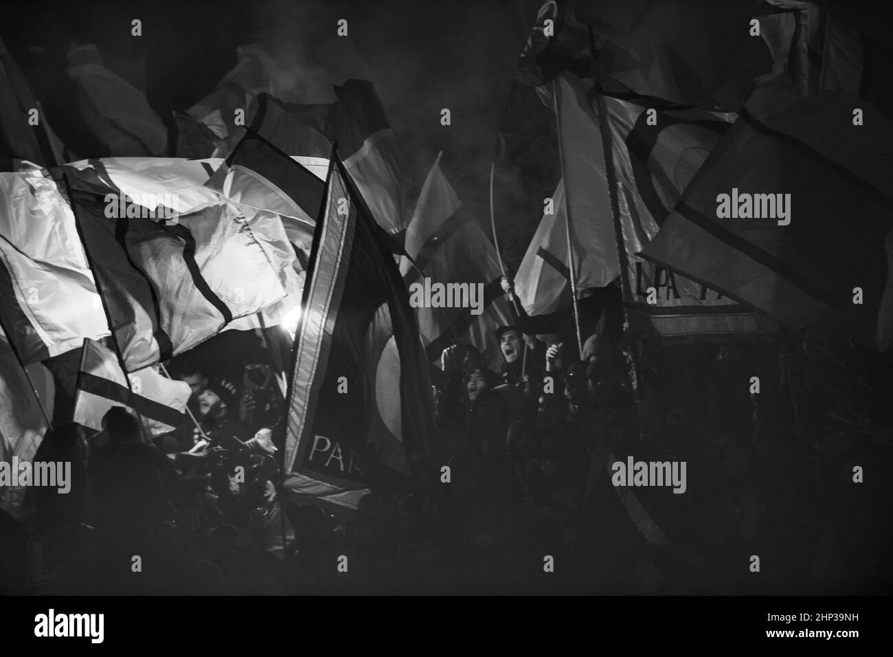 PARIS, FRANCE - FÉVRIER 15 : fans du PSG lors de la manche de la Ligue des champions de l'UEFA un match entre Paris Saint-Germain et le Real Madrid A. Banque D'Images