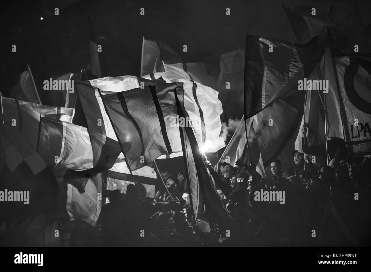 PARIS, FRANCE - FÉVRIER 15 : fans du PSG lors de la manche de la Ligue des champions de l'UEFA un match entre Paris Saint-Germain et le Real Madrid A. Banque D'Images
