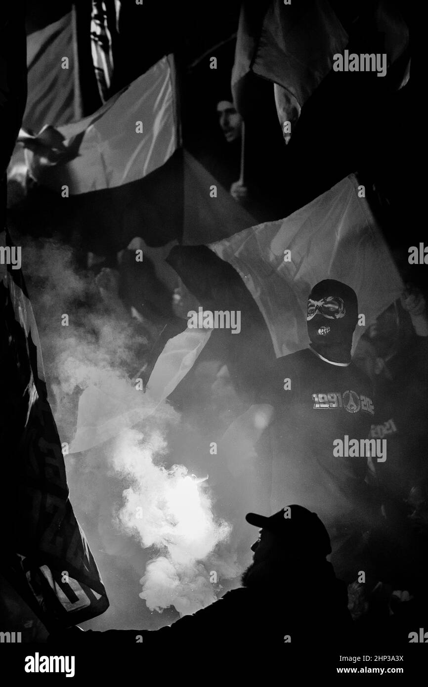 PARIS, FRANCE - FÉVRIER 15 : fans du PSG lors de la manche de la Ligue des champions de l'UEFA un match entre Paris Saint-Germain et le Real Madrid A. Banque D'Images