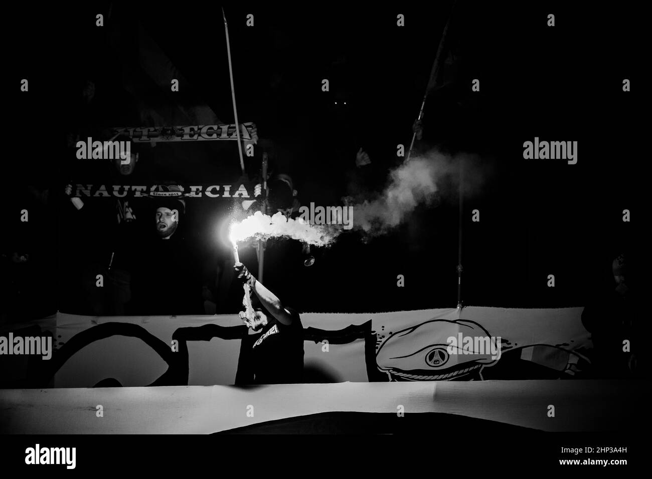 PARIS, FRANCE - FÉVRIER 15 : fans du PSG lors de la manche de la Ligue des champions de l'UEFA un match entre Paris Saint-Germain et le Real Madrid A. Banque D'Images
