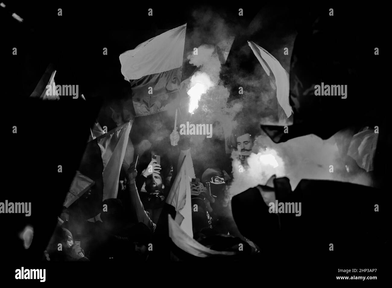 PARIS, FRANCE - FÉVRIER 15 : fans du PSG lors de la manche de la Ligue des champions de l'UEFA un match entre Paris Saint-Germain et le Real Madrid A. Banque D'Images