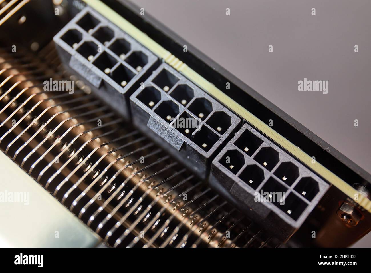 Connecteurs d'alimentation sur une carte graphique puissante extension PC, 3 jeux de connecteurs d'alimentation 8 broches 12 v pour une forte demande de courant Banque D'Images