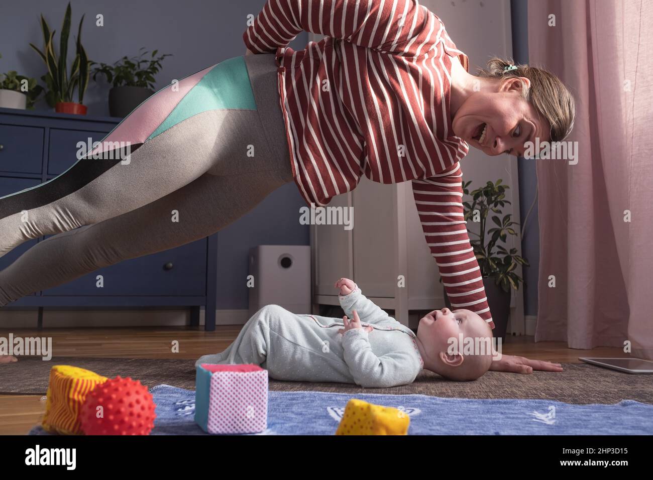 Mère caucasienne avec bébé faire le yoga à la maison pour être fort et en bonne santé, Banque D'Images