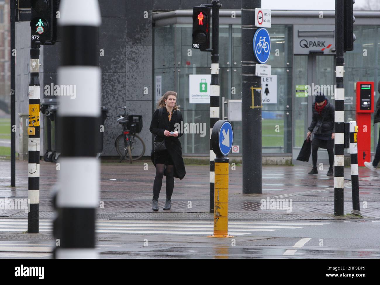 Amsterdam, pays-Bas. 18th févr. 2022. Les gens luttent contre les vents violents dans la rue le 18 février 2022 à Amsterdam, pays-Bas. Le bureau météorologique néerlandais de KNMI a émis un code rouge d'avertissement météorologique pour la côte et l'orange pour le reste du pays, les transports publics, les services de trains internationaux et plus de 165 vols à partir de l'aéroport de Schiphol ont été annulés à partir de 2pm. (Photo de Paulo Amorim/Sipa USA) Credit: SIPA USA/Alay Live News Banque D'Images