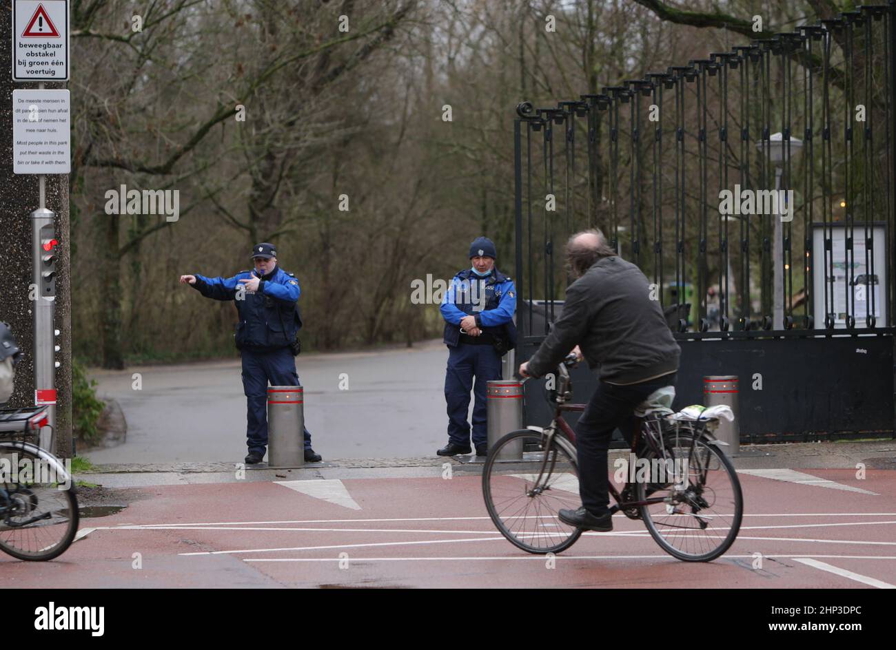 Amsterdam, pays-Bas. 18th févr. 2022. Municipalité le guide de l'application des lois les membres du public devant l'entrée principale du Vondelpark fermé le 18 février 2022 à Amsterdam, pays-Bas. Le bureau météorologique néerlandais de KNMI a émis un code rouge d'avertissement météorologique pour la côte et l'orange pour le reste du pays, les transports publics, les services de trains internationaux et plus de 165 vols à partir de l'aéroport de Schiphol ont été annulés à partir de 2pm. (Photo de Paulo Amorim/Sipa USA) Credit: SIPA USA/Alay Live News Banque D'Images