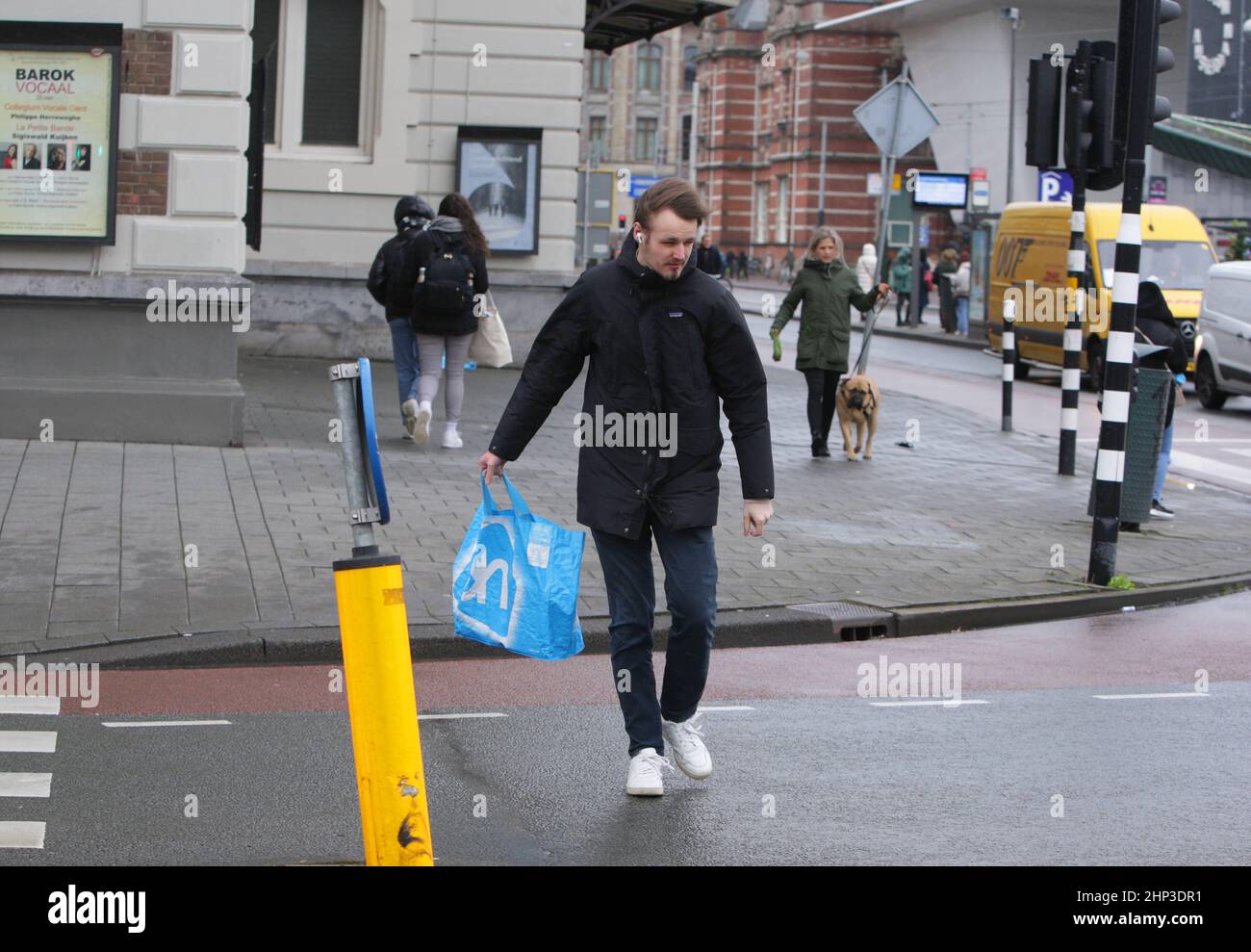 Amsterdam, pays-Bas. 18th févr. 2022. Les gens luttent contre les vents violents dans la rue le 18 février 2022 à Amsterdam, pays-Bas. Le bureau météorologique néerlandais de KNMI a émis un code rouge d'avertissement météorologique pour la côte et l'orange pour le reste du pays, les transports publics, les services de trains internationaux et plus de 165 vols à partir de l'aéroport de Schiphol ont été annulés à partir de 2pm. (Photo de Paulo Amorim/Sipa USA) Credit: SIPA USA/Alay Live News Banque D'Images