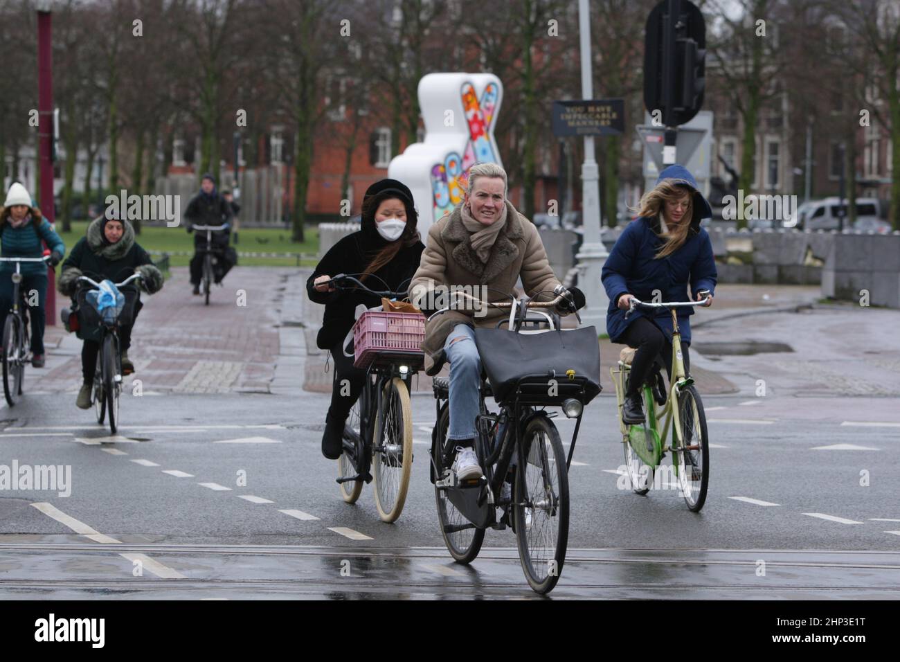 Amsterdam, pays-Bas. 18th févr. 2022. Les cyclistes luttent contre les vents violents et traversent la rue le 18 février 2022 à Amsterdam, aux pays-Bas. Le bureau météorologique néerlandais de KNMI a émis un code rouge d'avertissement météorologique pour la côte et l'orange pour le reste du pays, les transports publics, les services de trains internationaux et plus de 165 vols à partir de l'aéroport de Schiphol ont été annulés à partir de 2pm. (Photo de Paulo Amorim/Sipa USA) Credit: SIPA USA/Alay Live News Banque D'Images