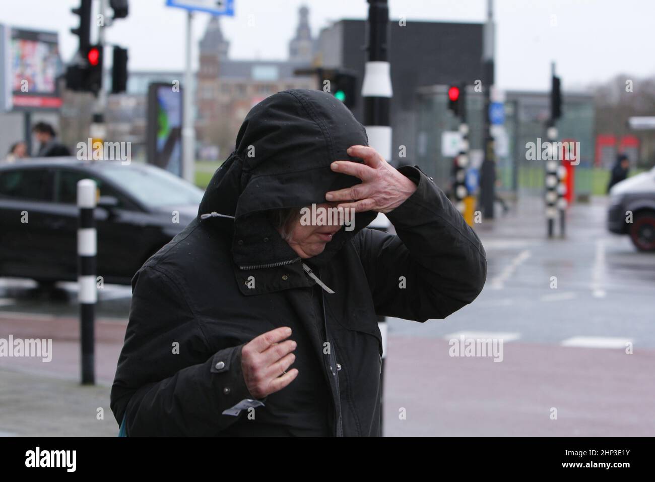 Amsterdam, pays-Bas. 18th févr. 2022. Une femme lutte contre les vents forts marche dans la rue près de Museumplein le 18 février 2022 à Amsterdam, pays-Bas. Le bureau météorologique néerlandais de KNMI a émis un code rouge d'avertissement météorologique pour la côte et l'orange pour le reste du pays, les transports publics, les services de trains internationaux et plus de 165 vols à partir de l'aéroport de Schiphol ont été annulés à partir de 2pm. (Photo de Paulo Amorim/Sipa USA) Credit: SIPA USA/Alay Live News Banque D'Images
