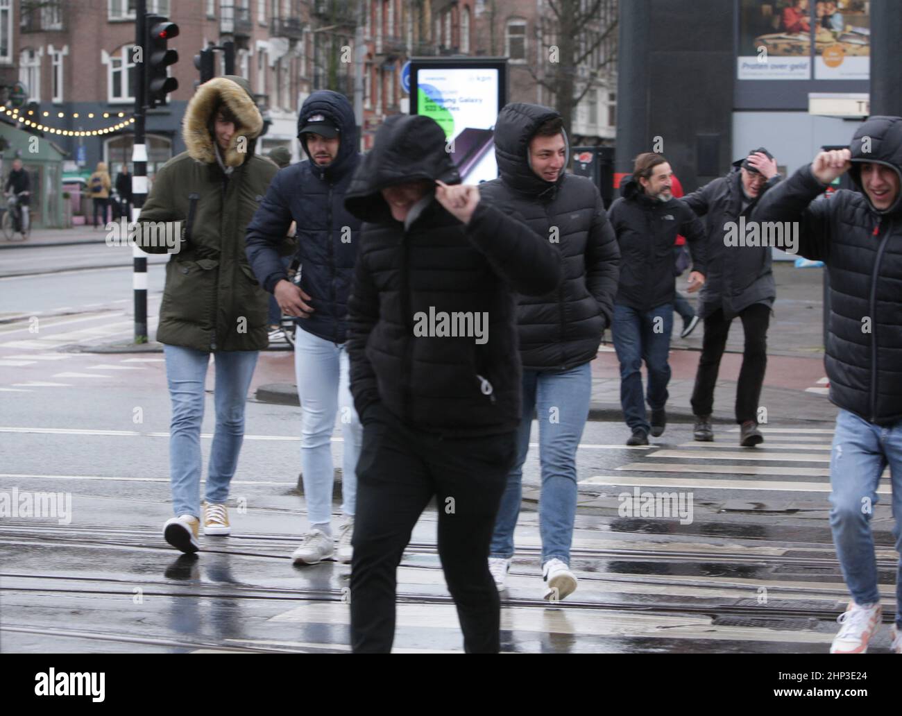 Amsterdam, pays-Bas. 18th févr. 2022. Les gens luttent contre les vents violents traverser la rue le 18 février 2022 à Amsterdam, pays-Bas. Le bureau météorologique néerlandais de KNMI a émis un code rouge d'avertissement météorologique pour la côte et l'orange pour le reste du pays, les transports publics, les services de trains internationaux et plus de 165 vols à partir de l'aéroport de Schiphol ont été annulés à partir de 2pm. (Photo de Paulo Amorim/Sipa USA) Credit: SIPA USA/Alay Live News Banque D'Images