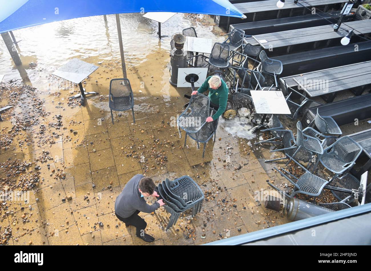 Brighton, Royaume-Uni 18th février 2022 - le personnel d'un bar de bord de mer de Brighton OHSO social se débarque comme Storm Eunice Batters Grande-Bretagne aujourd'hui avec un avertissement rouge émis pour le Sud-Ouest et le Sud-est : Credit Simon Dack / Alamy Live News Banque D'Images