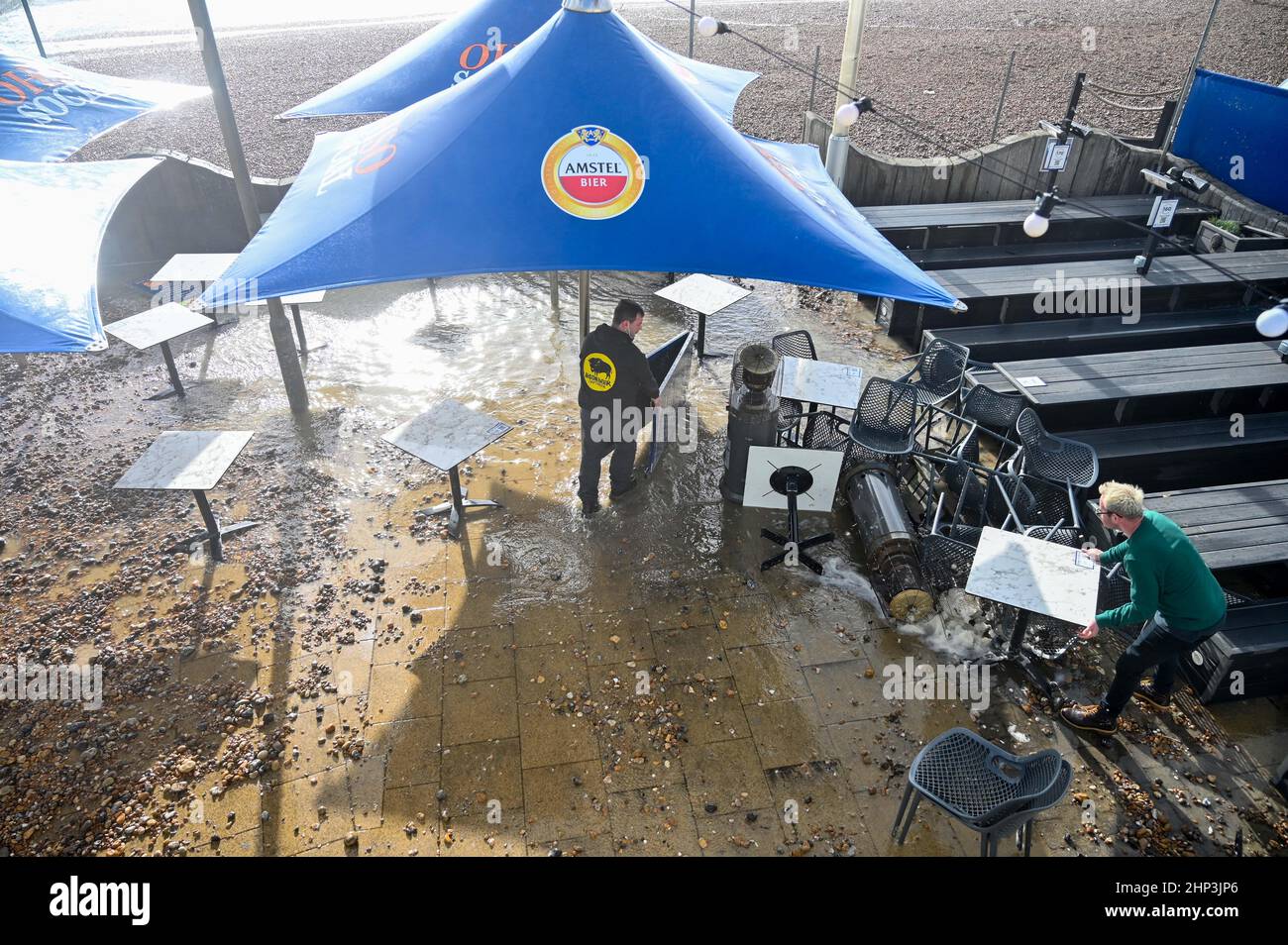 Brighton, Royaume-Uni 18th février 2022 - le personnel d'un bar de bord de mer de Brighton OHSO social se débarque comme Storm Eunice Batters Grande-Bretagne aujourd'hui avec un avertissement rouge émis pour le Sud-Ouest et le Sud-est : Credit Simon Dack / Alamy Live News Banque D'Images