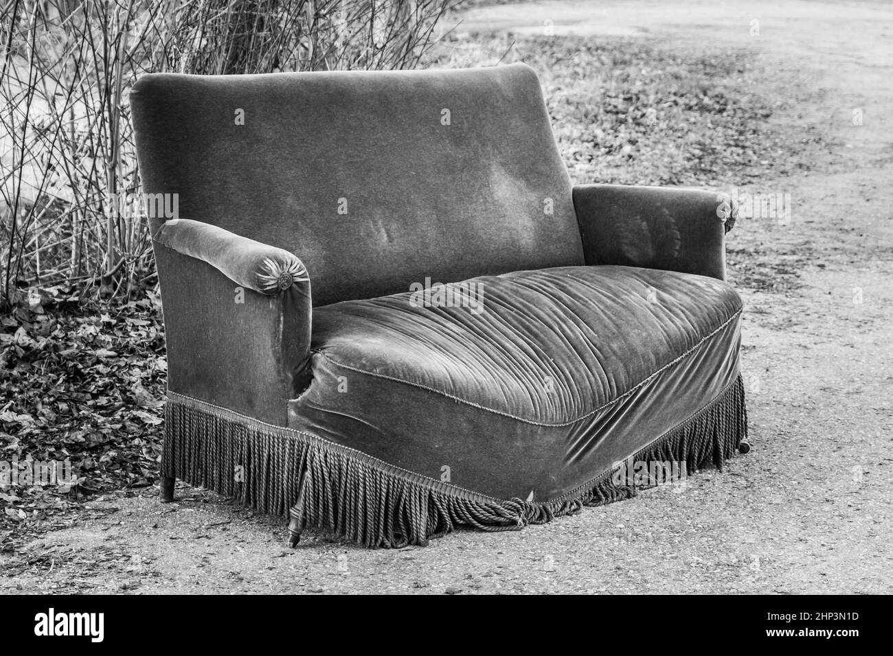 Le canapé est mis hors service en raison d'une surface de siège endommagée.Mobilier de conception ancien cassé de réunions de rencontres de poids excessif. Banque D'Images