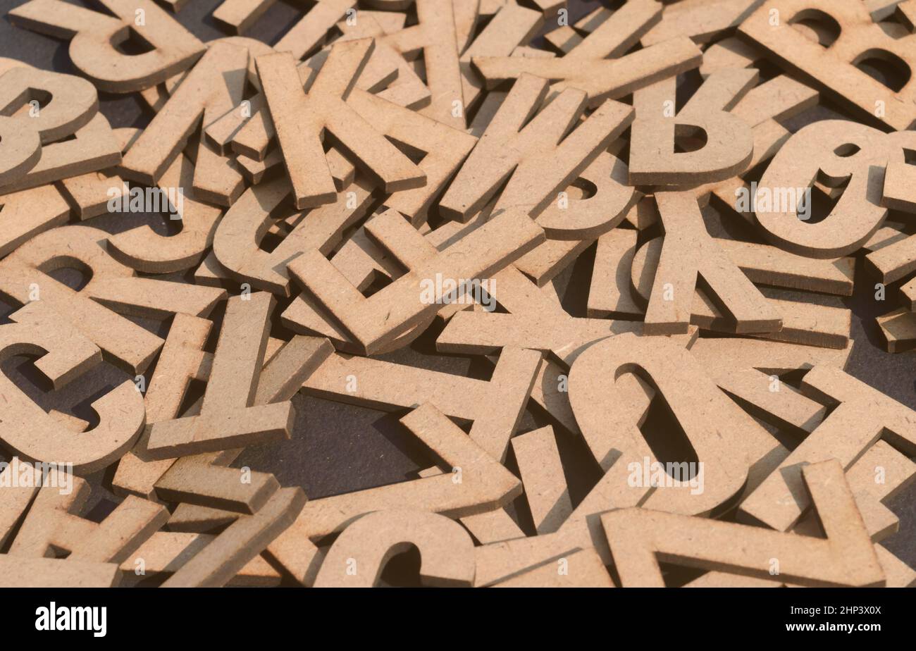 Mot de bricolage bruns lettres en bois Alphabet pour l'art artisanat décor d'origine sur la table.Concept d'arrière-plan de décoration de conception. Banque D'Images