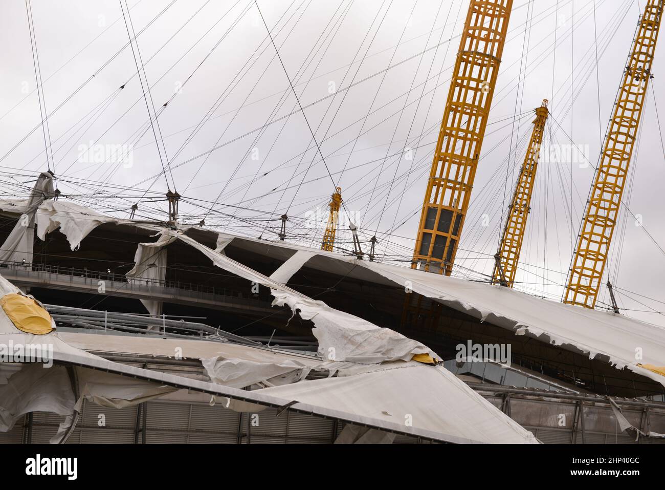 Londres, Royaume-Uni. 18th févr. 2022. Un trou géant a été déchiré dans la Arena O2 de Greenwich, Londres, par Storm Eunice laissant un énorme espace sur le côté de la salle. Thomas Krych/Alamy Live News Credit: Thomas Krych/Alamy Live News Banque D'Images