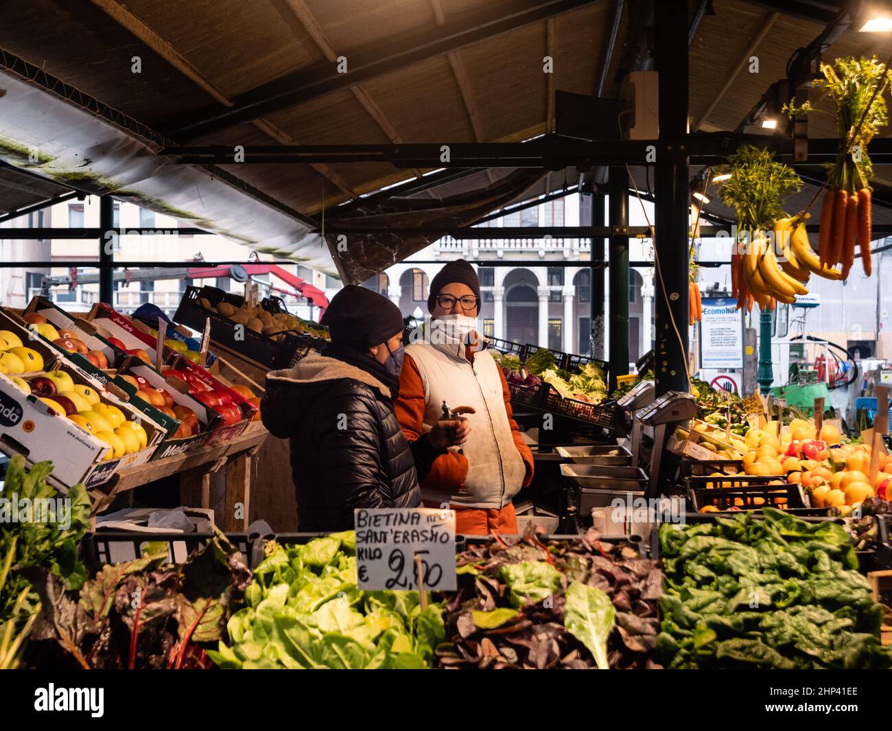 Venise, Italie - janvier 5 2022 : marché du Rialto ou stand de vente de légumes Mercato di Rialto à Venise, Italie Banque D'Images