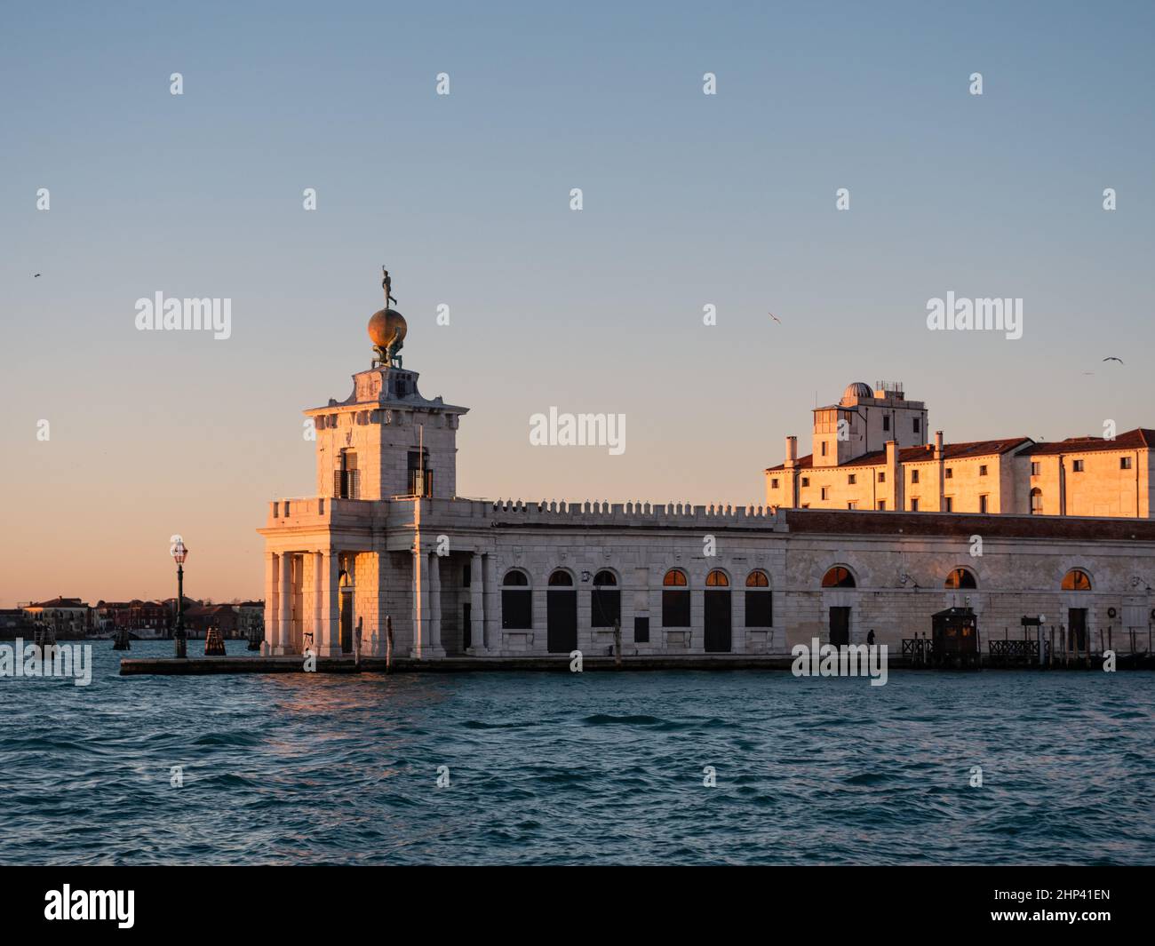 Édifice Punta della Dogana ou Dogana da Mar à Venise, en Italie, avec statues de l'Atlas et globe d'or Banque D'Images