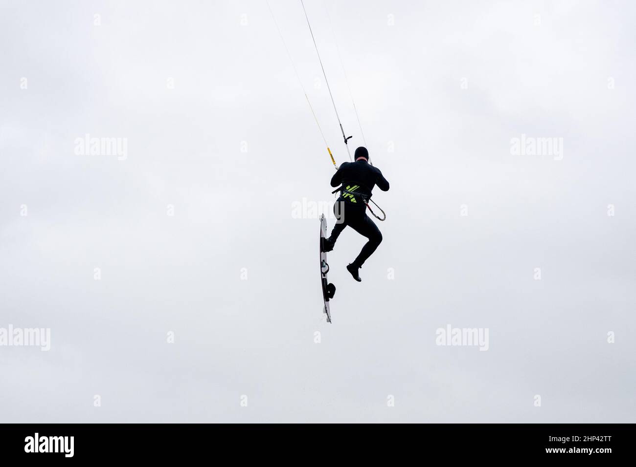Schillig, Allemagne. 18th févr. 2022. Un kitesurfer saute sur les vagues de la mer du Nord par temps orageux. Après une courte hauteur intermédiaire, l'ouragan 'Zeynep' devrait traverser la Basse-Saxe depuis l'ouest au cours de la journée. Credit: Hauke-Christian Dittrich/dpa/Alay Live News Banque D'Images