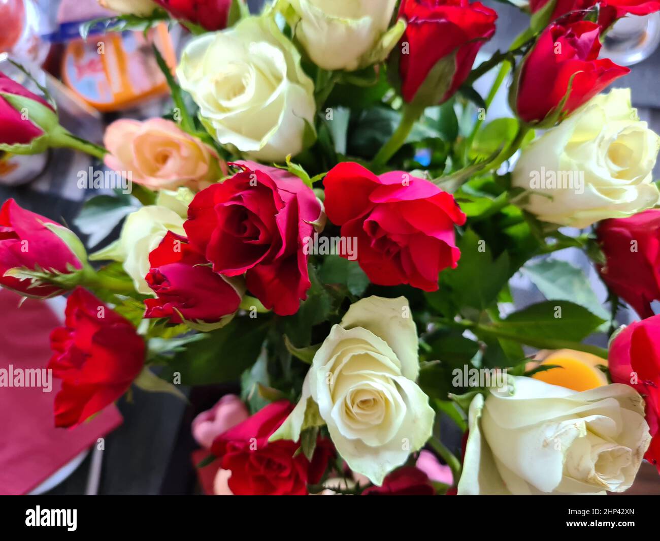 Bouquet de luxe fait de roses rouges dans le magasin de fleurs Saint Valentin Bouquet de roses rouges Banque D'Images