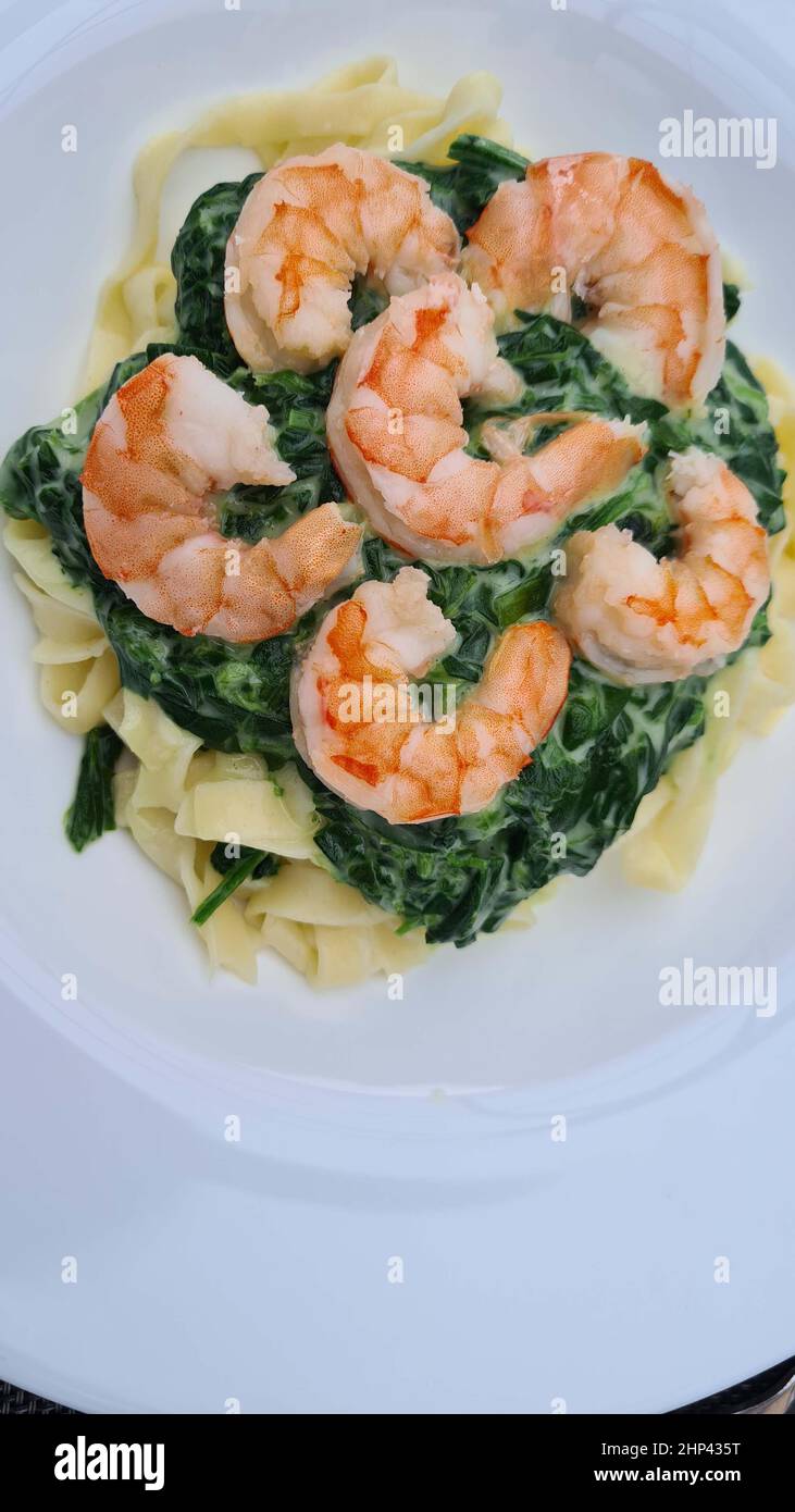 Crevettes Fetticcin pâtes. Pâtes italiennes avec crevettes et crème sauce Alfredo, vue de dessus, espace copie. Banque D'Images