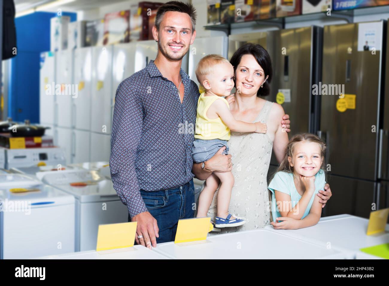 Une famille souriante de quatre articles Banque D'Images