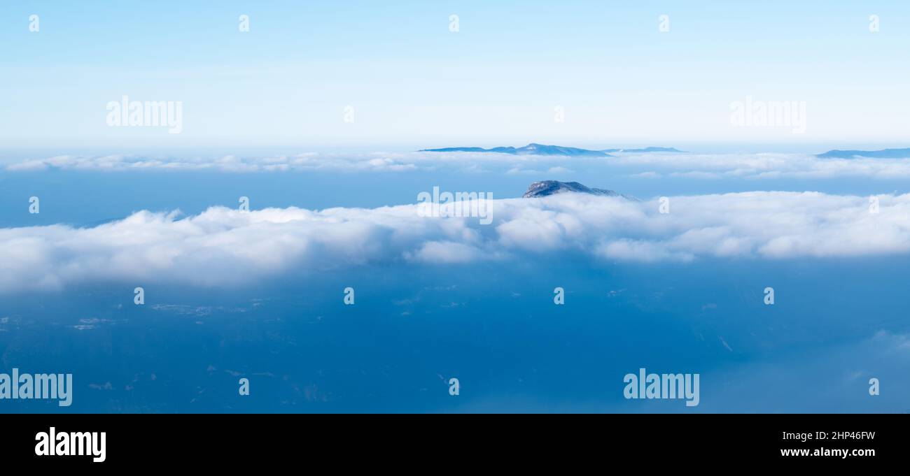 La ville d'Aix-les-bains et le Lac du Bourget sous les nuages (Savoie) - France Banque D'Images