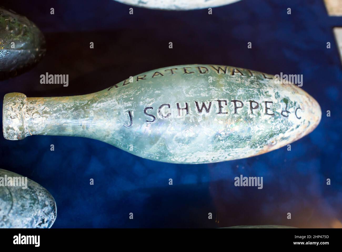 Sébastopol, Crimée - 19 septembre 2020 : bouteille de boisson Schweppes, fin 19th siècle Banque D'Images