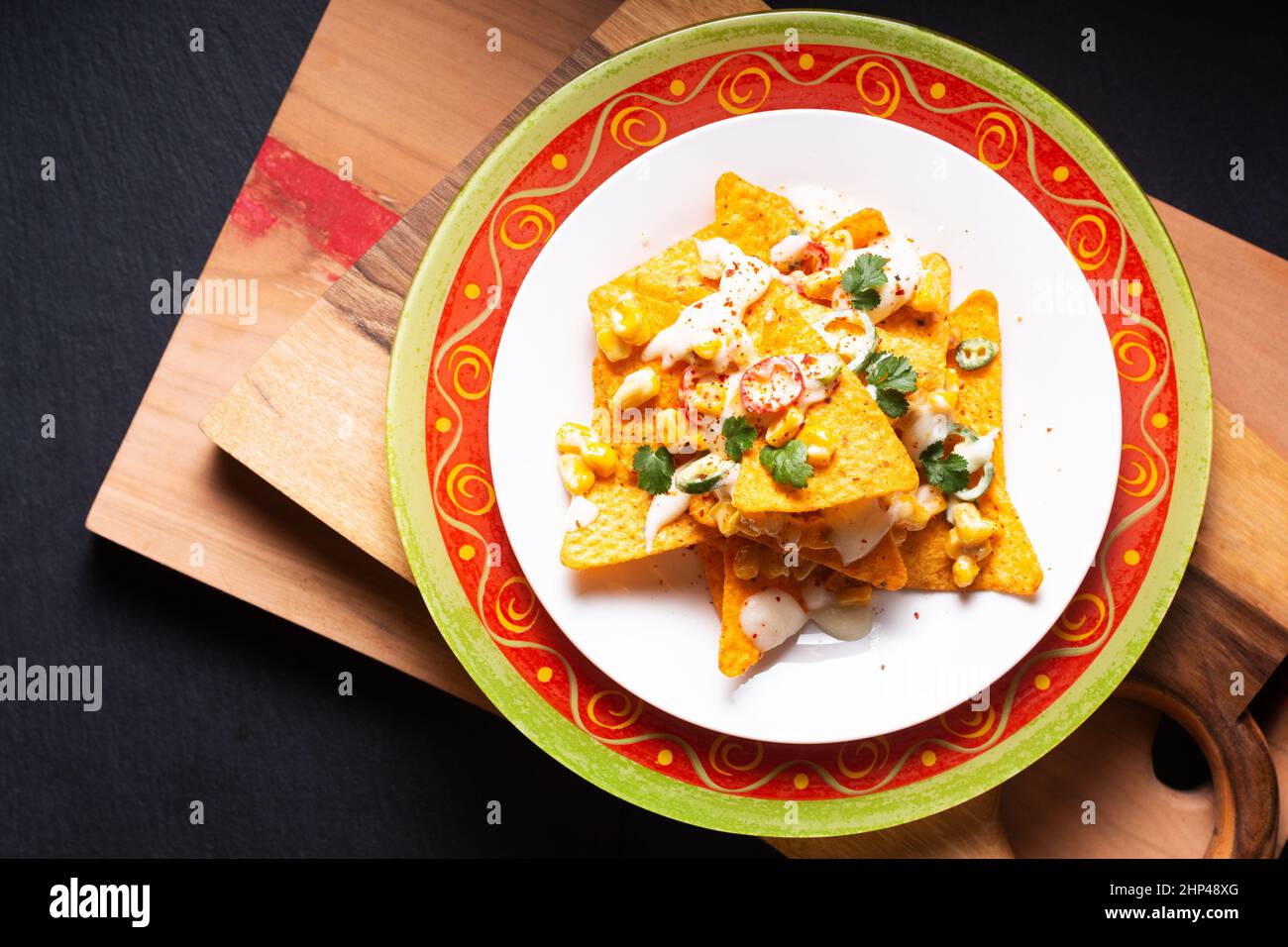 Food concept Maxican Corn Nachos sur panneau en bois avec espace de copie Banque D'Images