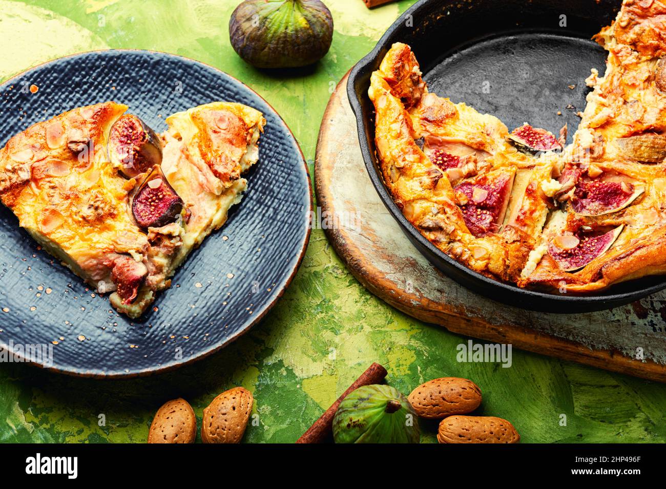 Omelette maison avec figues et amandes.petit déjeuner sain Banque D'Images