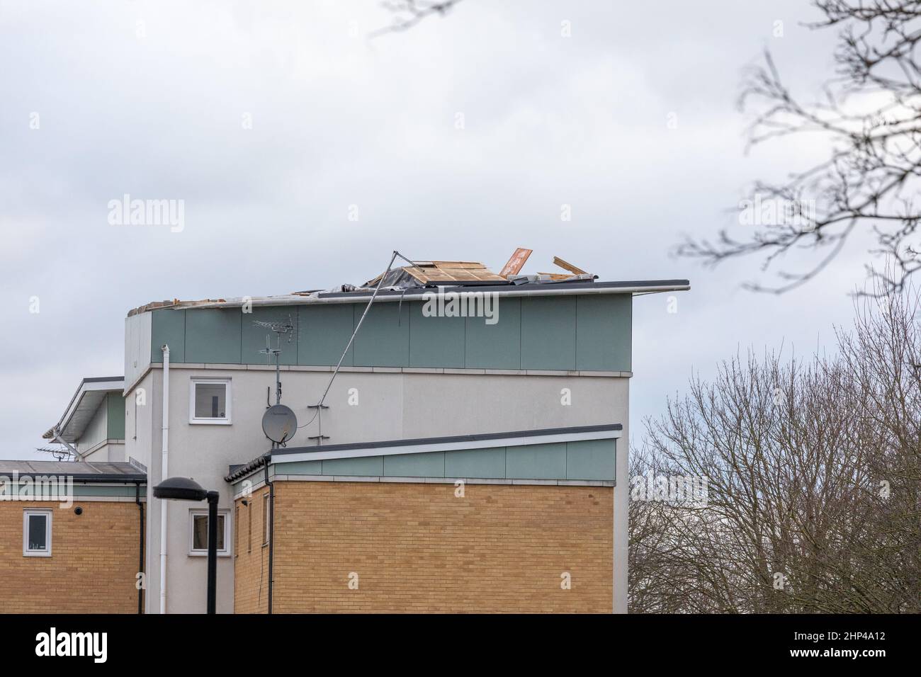 Harlow, Essex. 18 février 2022. Le toit du bloc f s'ouvre pendant Storm Eunice. Photographe : Brian Duffy Banque D'Images