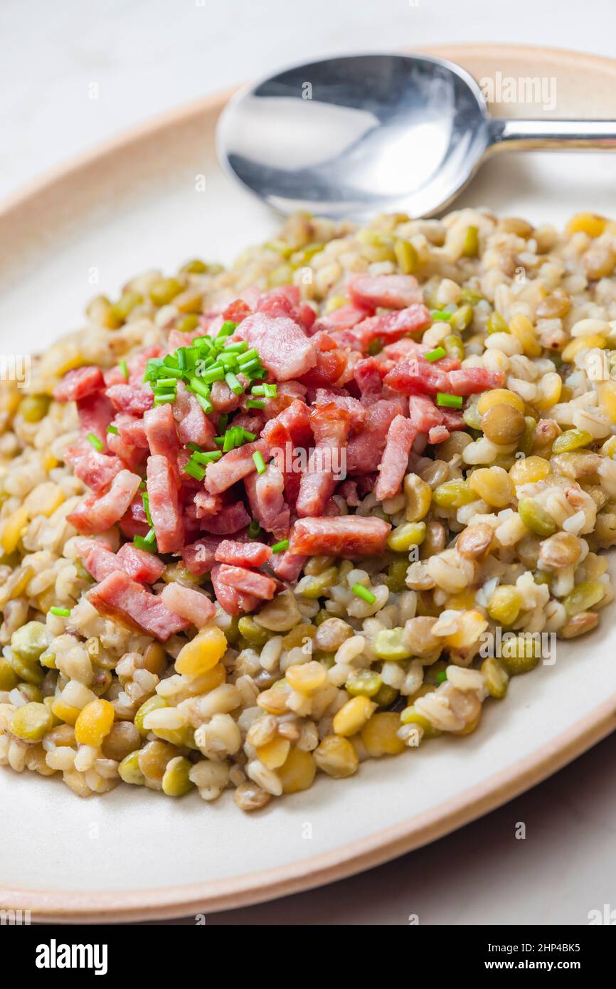 porridge de légumineuses avec bacon frit et ciboulette Banque D'Images