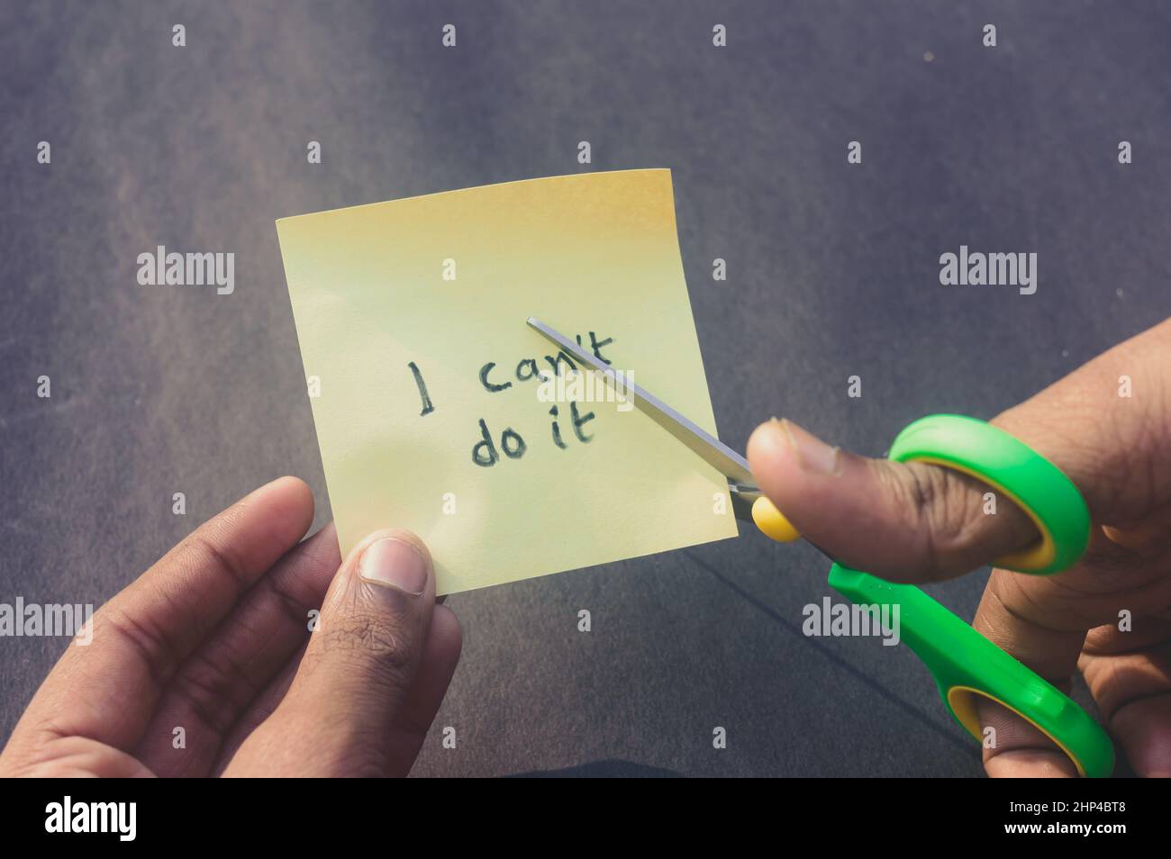 Mains coupant la lettre T avec des ciseaux avec texte écrit Je ne peux pas le faire.Concept d'affaires pour la détermination succès défi lui-même croire motivation et Banque D'Images