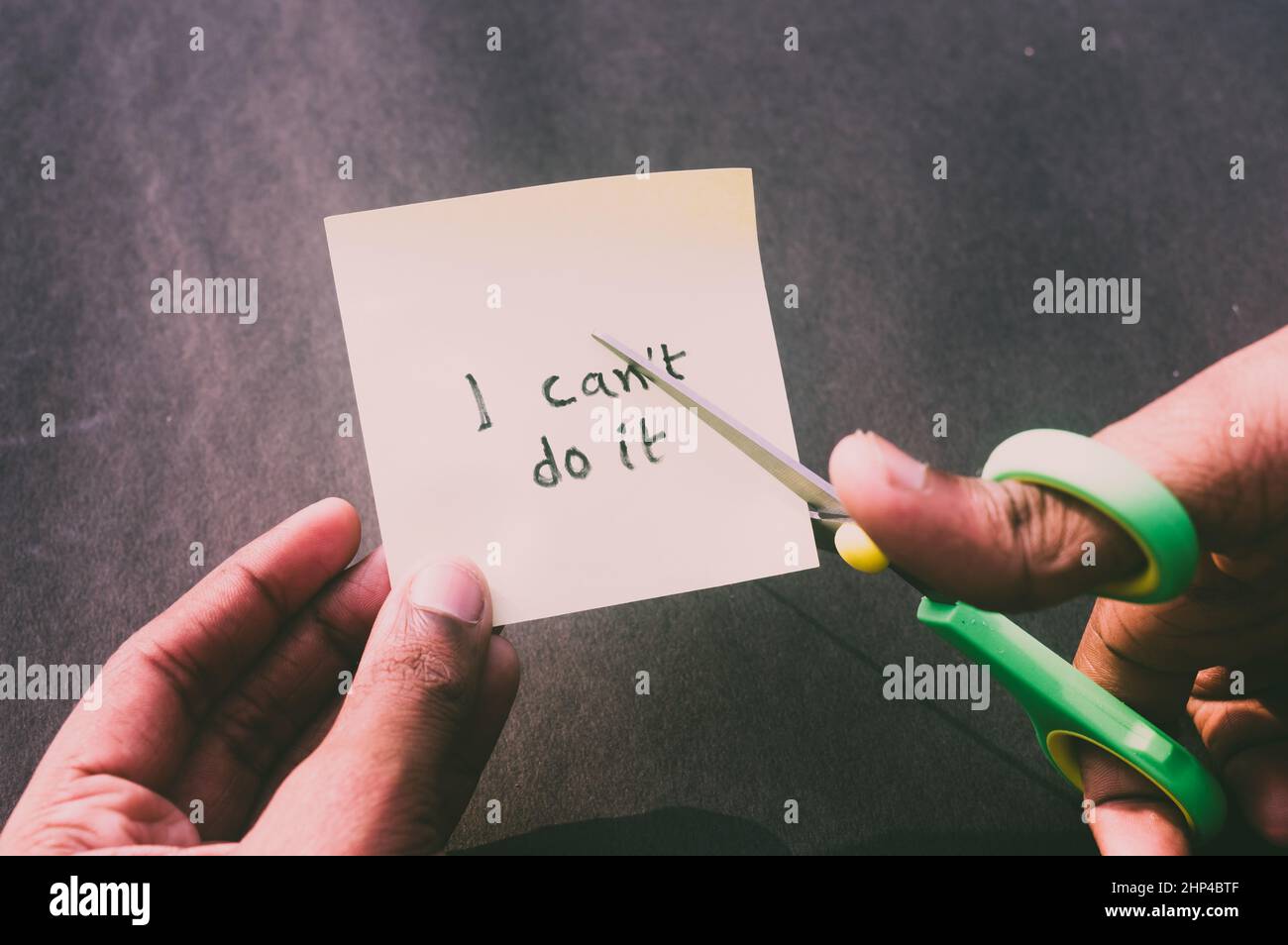 Mains coupant la lettre T avec des ciseaux avec texte écrit Je ne peux pas le faire.Concept d'affaires pour la détermination succès défi lui-même croire motivation et Banque D'Images