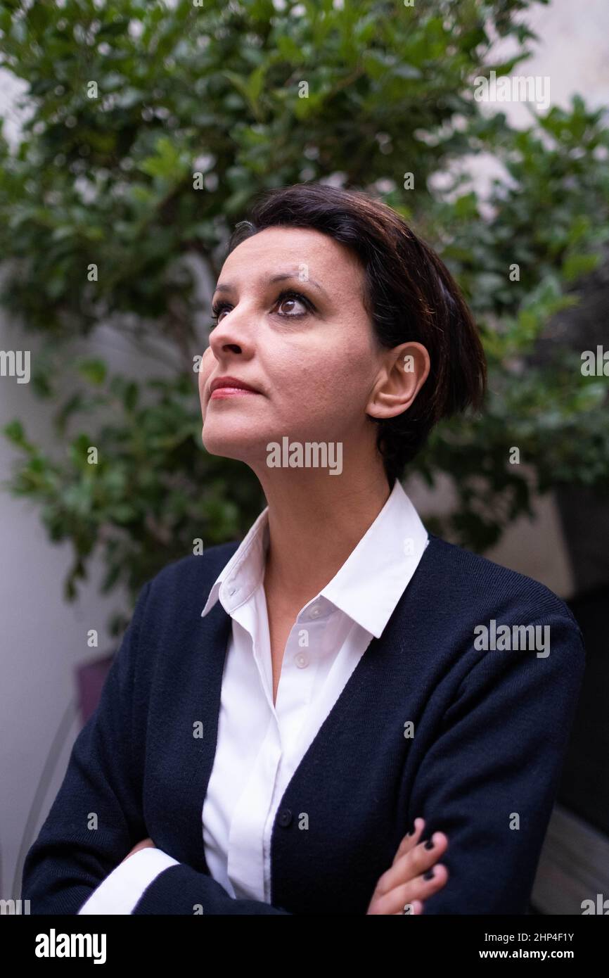 Portrait de Najat Vallaud Belkacem, ancien juriste français et politicien du Parti socialiste qui a été la première femme française à servir de ministre de l'éducation, de l'enseignement supérieur et de la recherche dans les gouvernements des premiers ministres successifs Manuel Valls et Bernard Cazeneuve de 2014 à 2017. France. Banque D'Images