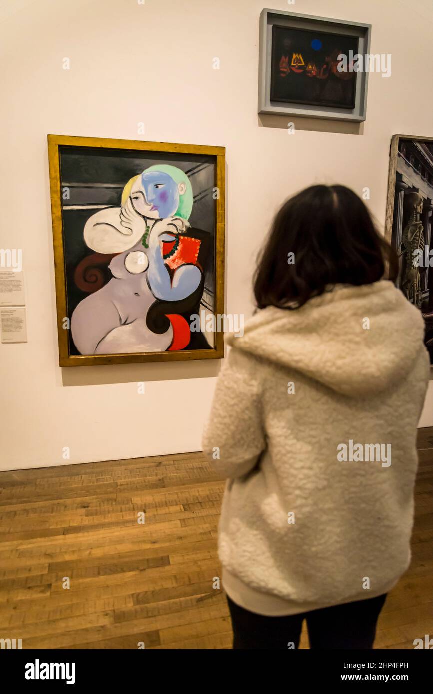 Adolescente regardant un tableau Picasso à la Tate Modern Gallery, Londres, Angleterre, Royaume-Uni Banque D'Images