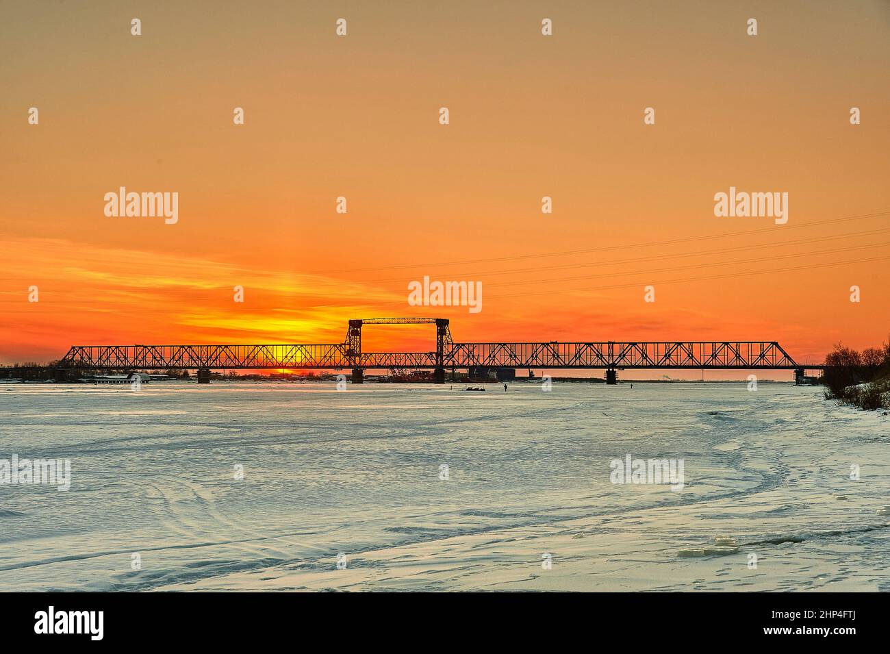 Coucher de soleil sur la rivière Severnaya Dvina à Arkhangelsk avec un pont. Photo de haute qualité Banque D'Images