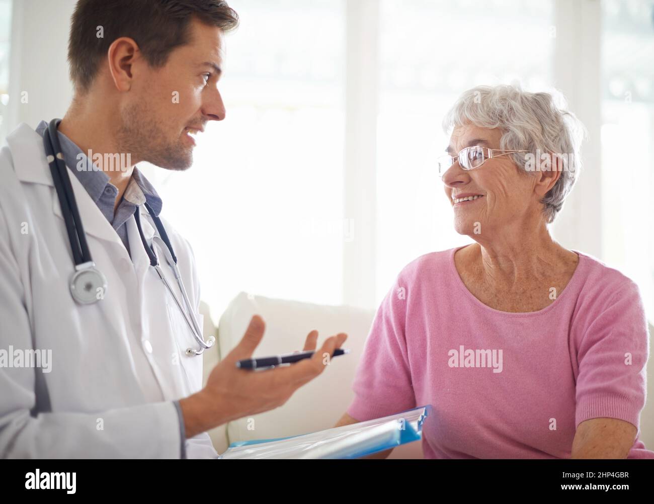 Vous êtes en bonne santé. Photo d'un médecin masculin expliquant quelque chose à son patient âgé. Banque D'Images