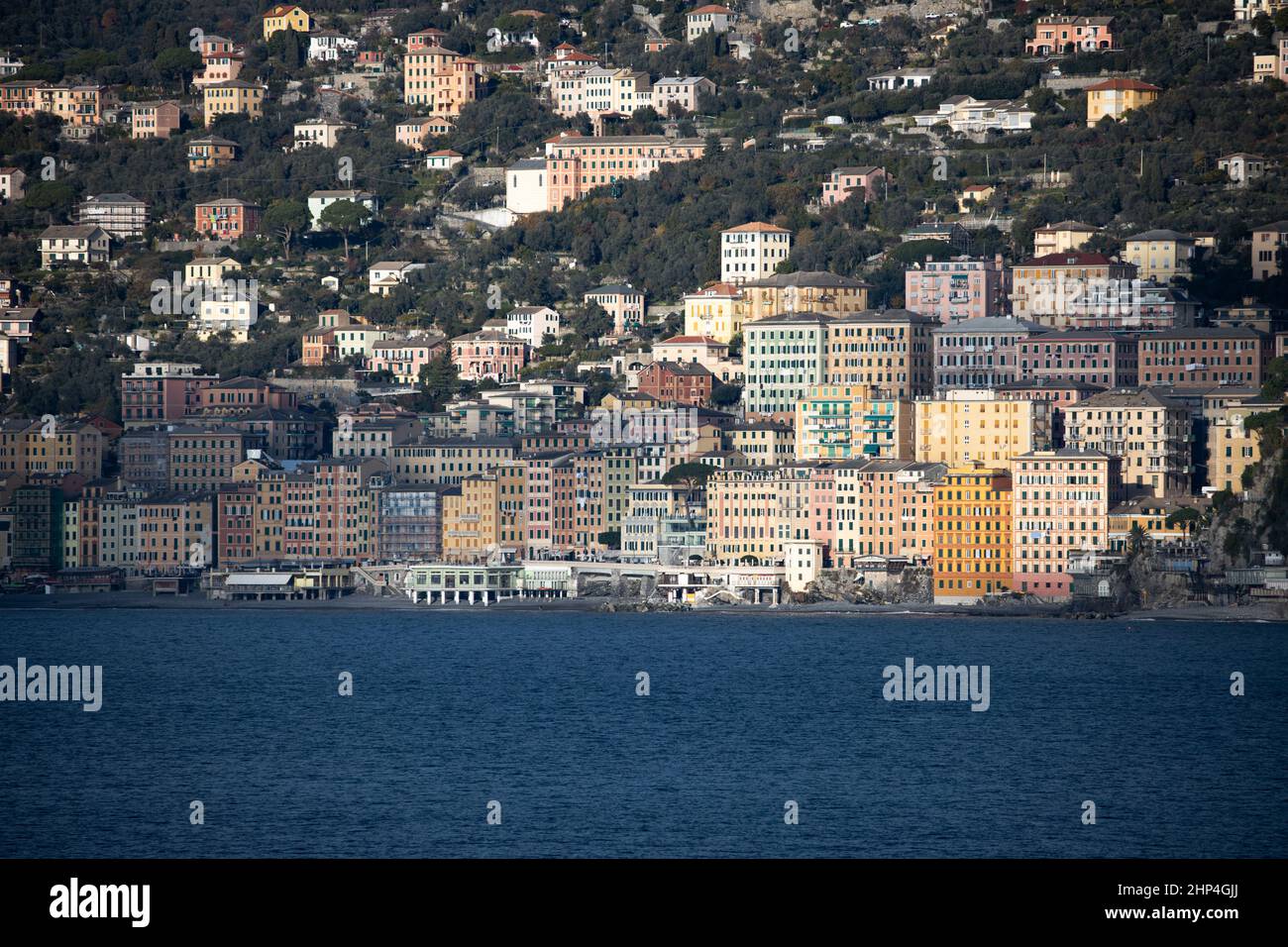 Italie, Camogli - vue rapprochée (du téléobjectif) du village de Camogli vue de Punta Chiappa Banque D'Images